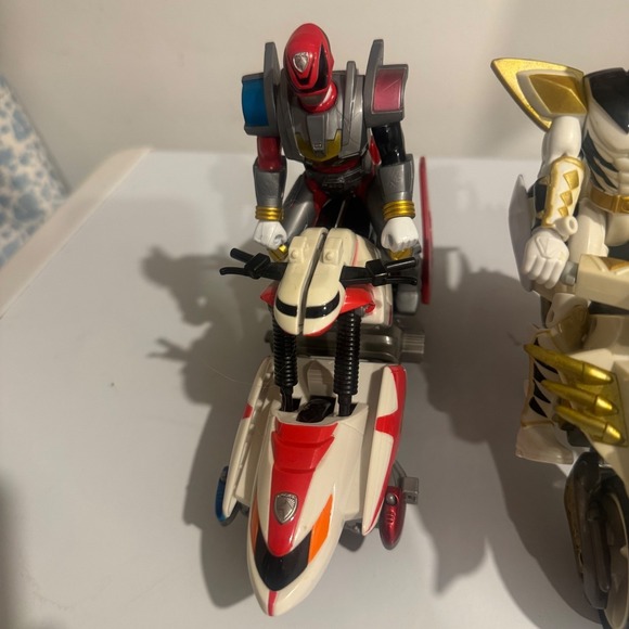 Power Rangers Samurai Gold Ranger and Red Ranger with Motorcycles Toy Set - Picture 3 of 16
